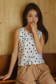 美女露胸